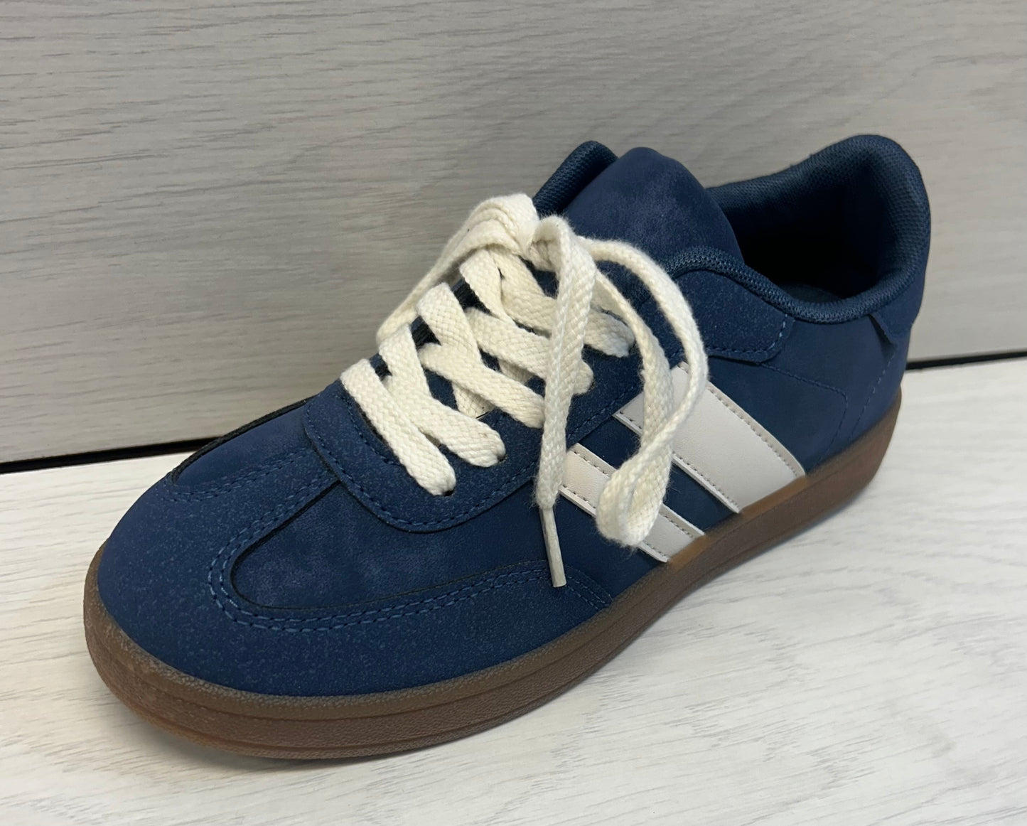 Navy stripe trainer