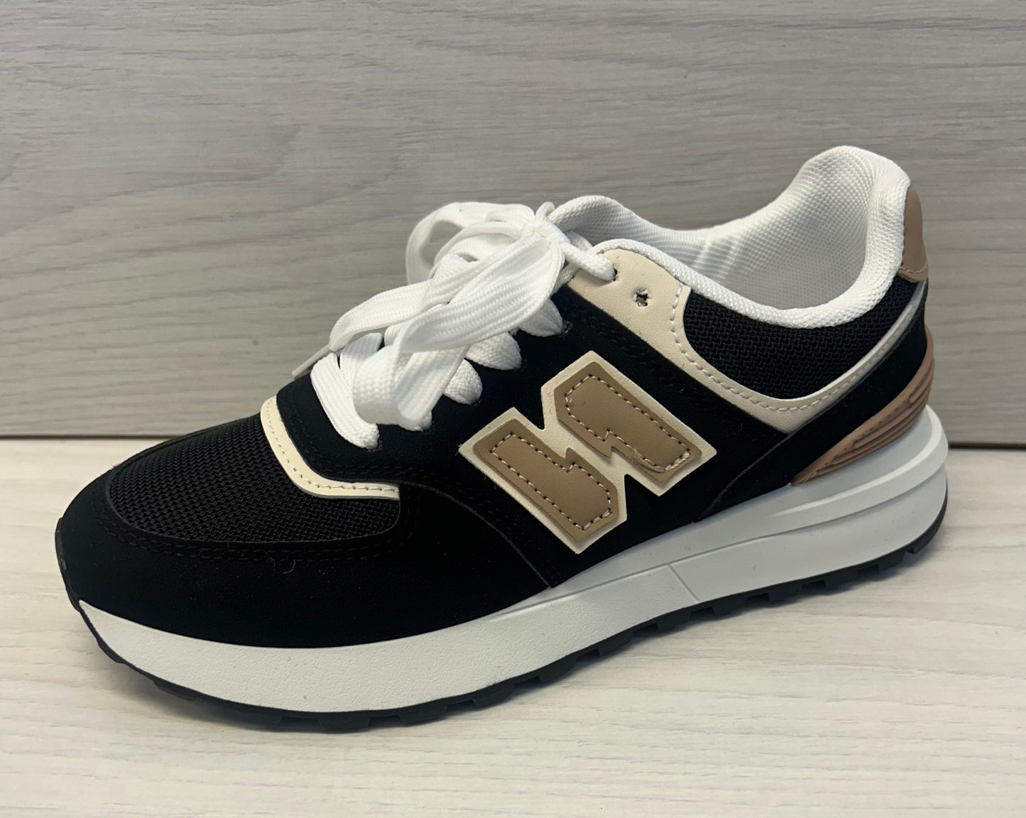 Black/beige ‘N’ trainer