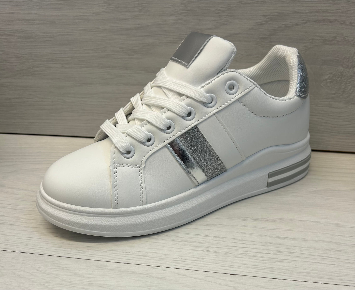 White/Silver trainer