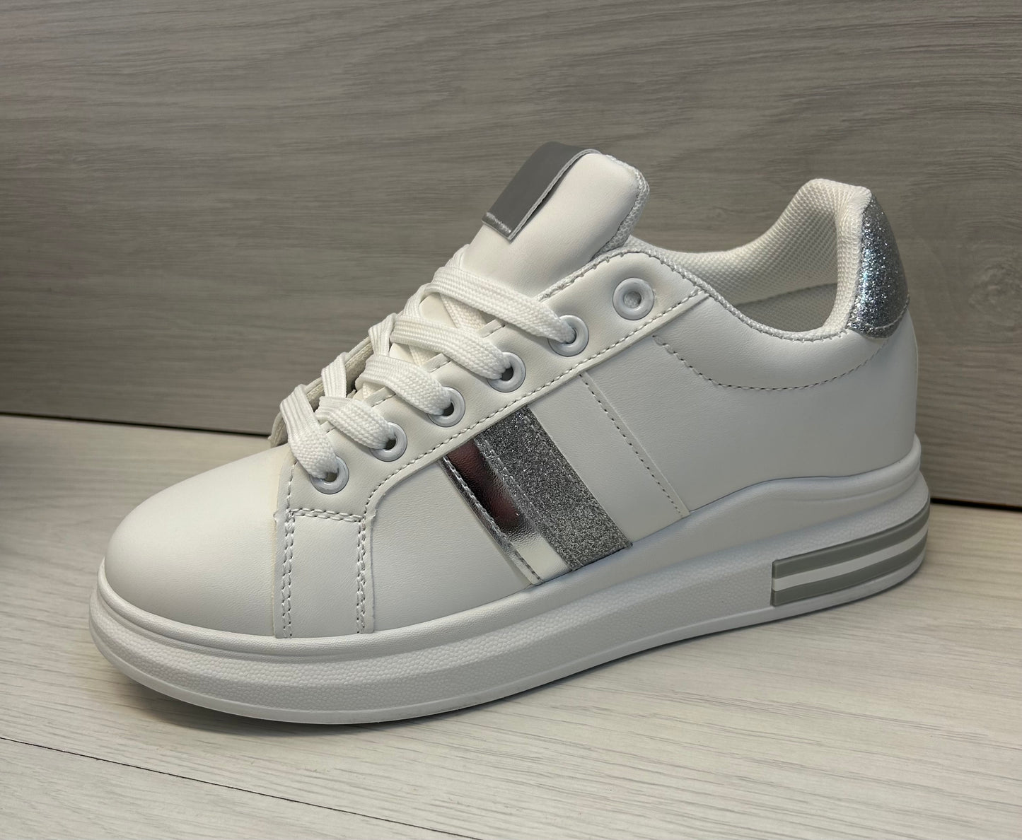 White/Silver trainer