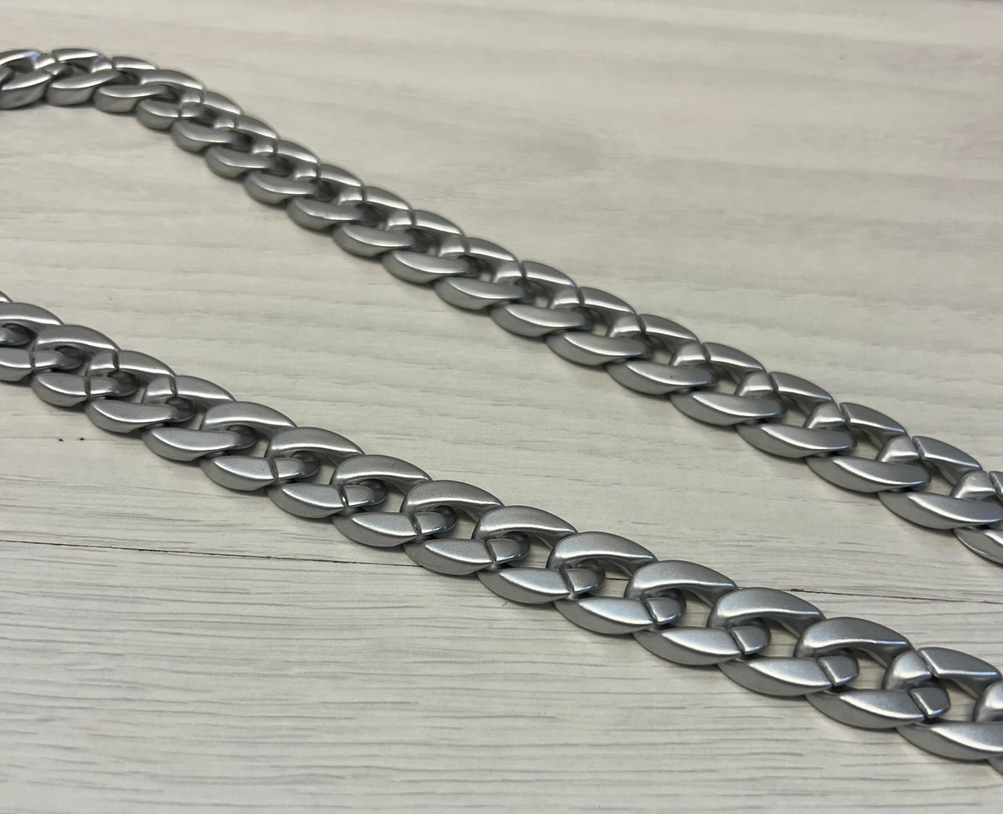 Light weight glasses chain
