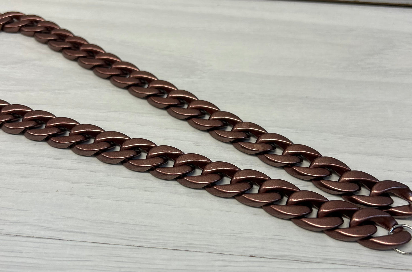 Light weight glasses chain