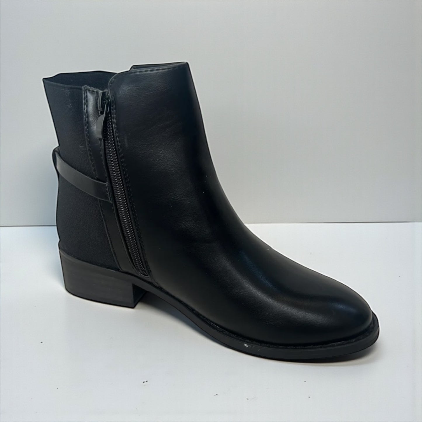 Black ‘V’ boot