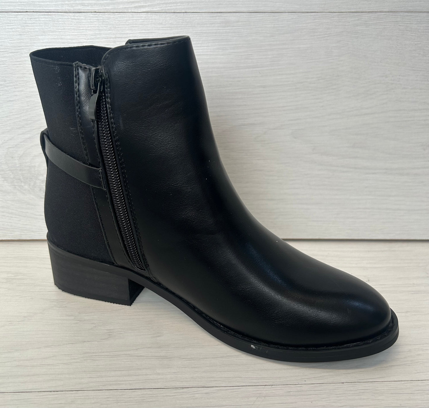 Black  ‘V’ boot