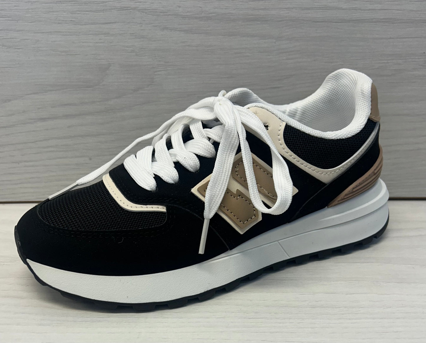 Black/beige ‘N’ trainer