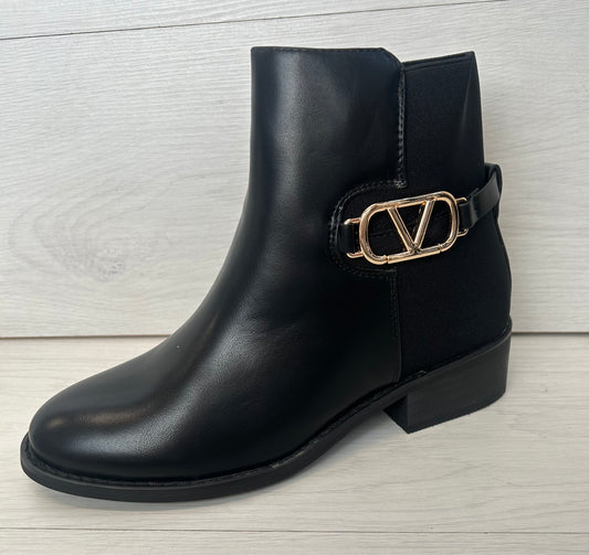 Black  ‘V’ boot
