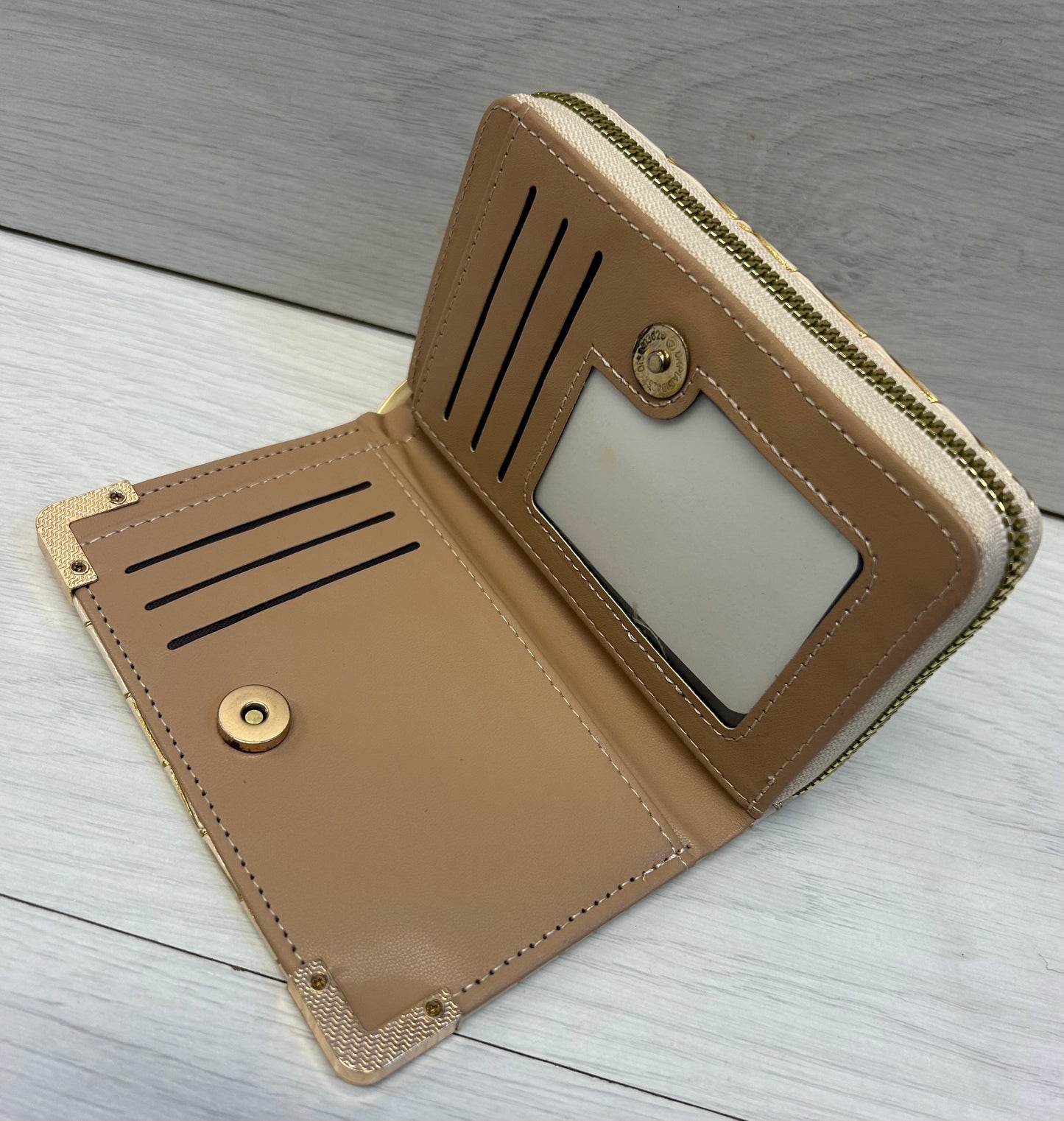 Cream/Gold croc print purse