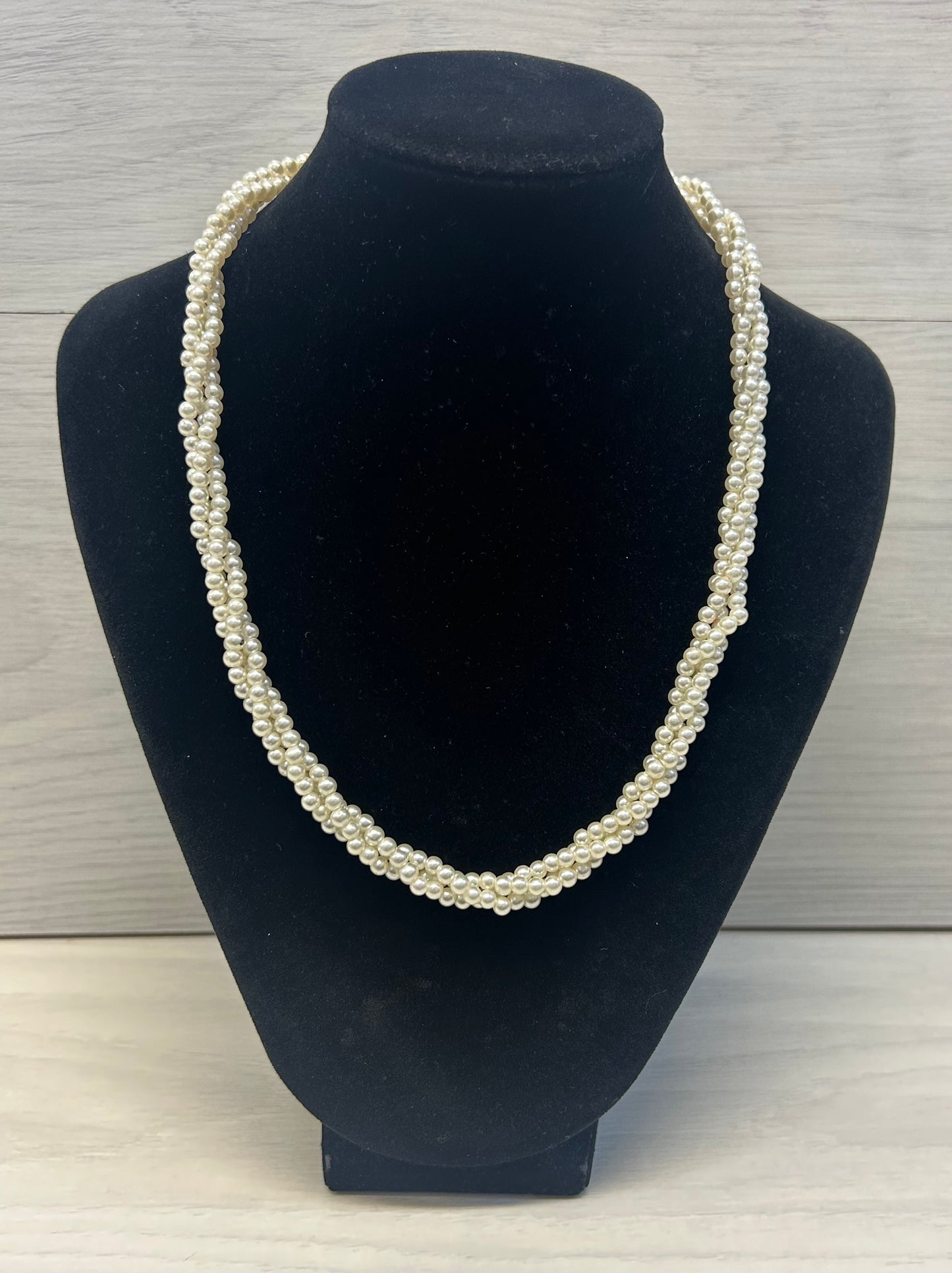 Twisted pearl necklace