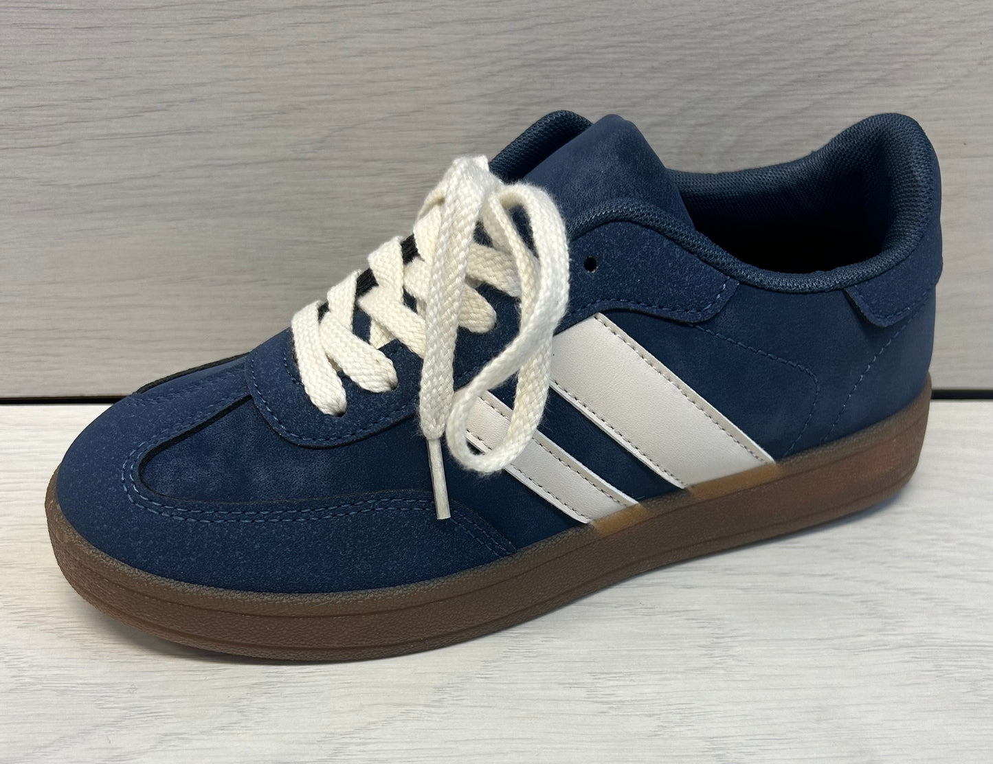 Navy stripe trainer