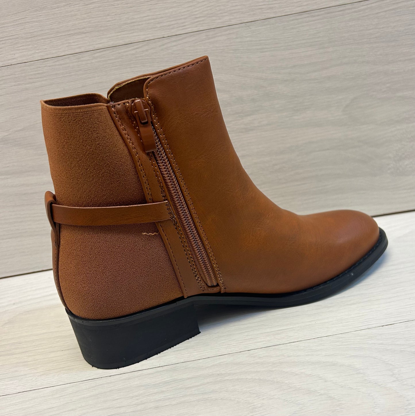 Camel “V” boot