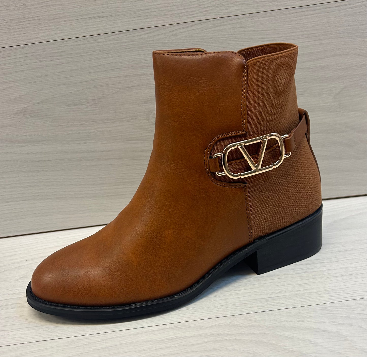 Camel “V” boot