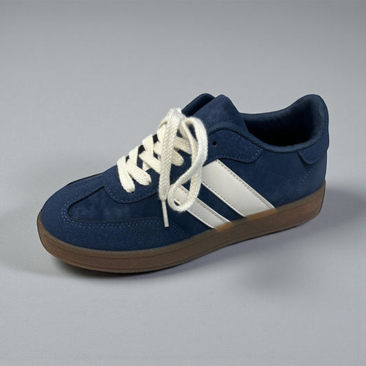 Navy stripe trainer